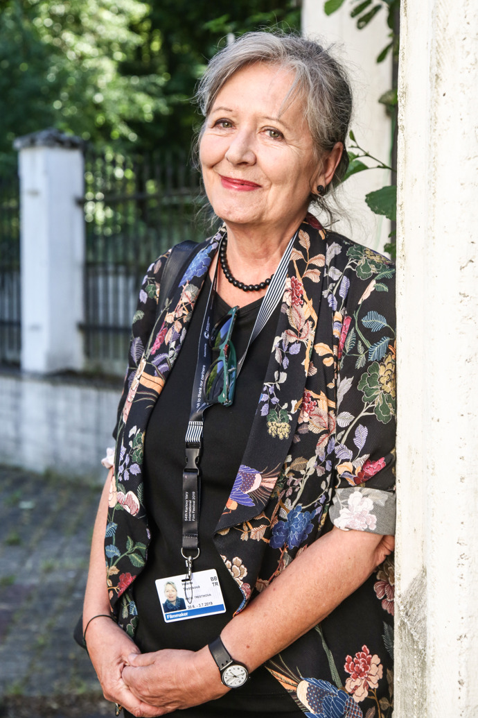 Dokumentaristka Helena Třeštíková ukazuje své šediny už dlouhé roky a nikdy to nikomu nepřišlo divné.
