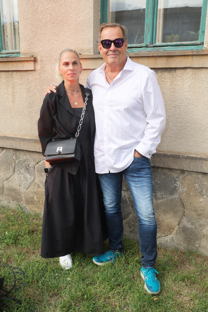 Herec Miroslav Etzler oblékl džíny, bílou košili a modré tenisky. Jeho partnerka Helena se zahalila do černých šatů.