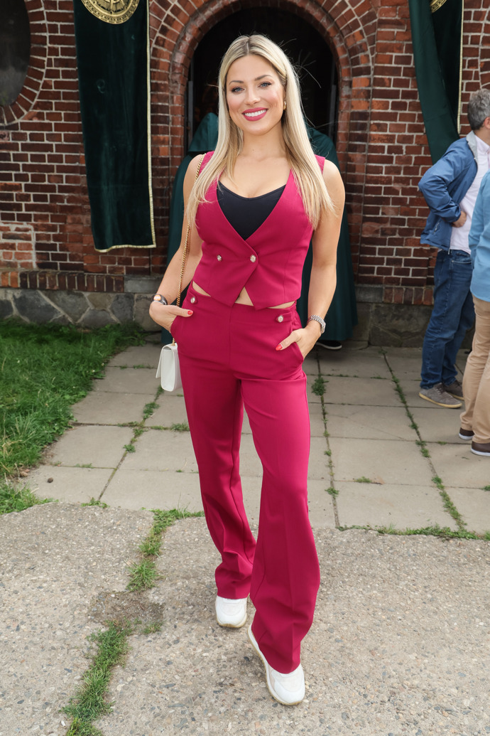 Eva Perkausová oblékla trendy a elegantní kousky, ale celkový outfit  nepůsobil tak sofistikovaně, jak by mohl.