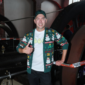 Všeuměl Láďa Hruška vyrazil na letní party ve vánočním svetru.