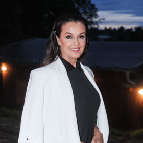 Černo-bílý outfit doladila Iva Kubelková stříbrnými šperky a luxusní kabelkou.