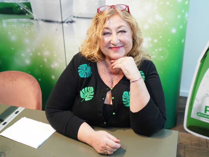 Halina vždy rozbije černý základ některou z výrazných barev.