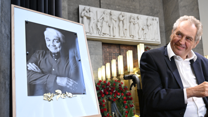 FOTO: Nedůstojné hrátky kolem (ne)účasti Miloše Zemana na pohřbu Jiřího Krampola