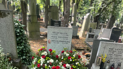FOTO: Budoucí hrob Jiřího Krampola ještě před uložením urny. K tomu dojde v následujících měsících.
