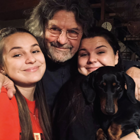 Petr Dopita s dcerami Agátou (vlevo) a Annou a jezevčicí Bellou.