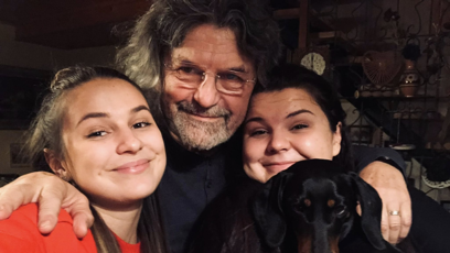 FOTO: Petr Dopita s dcerami Agátou (vlevo) a Annou a jezevčicí Bellou