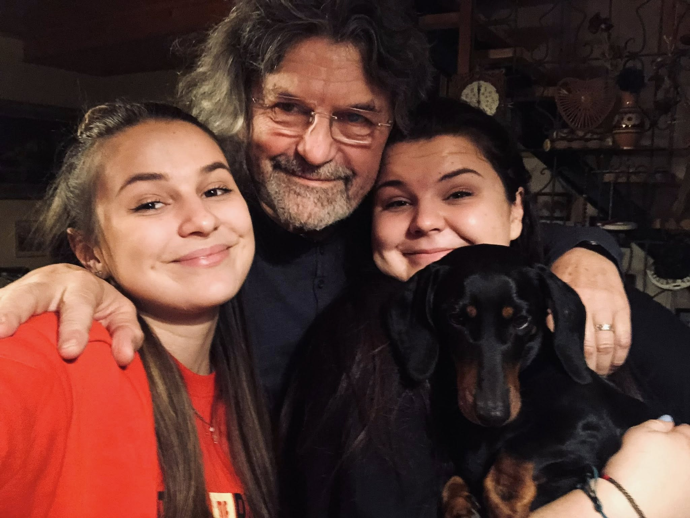 Petr Dopita s dcerami Agátou (vlevo) a Annou a jezevčicí Bellou.