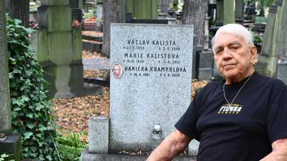 FOTO: Jiří Krampol spočine v hrobu vedle manželky Hanky.