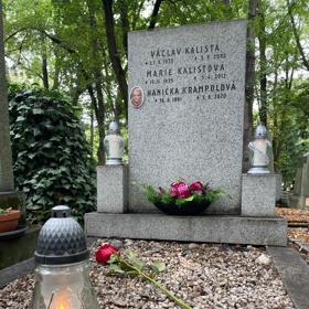 Hrob Hany Krampolové byl den po pětiletém výročí jejího úmrtí konečně důstojný a uklizený.
