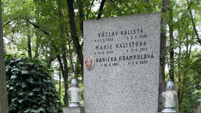 FOTO: Hrob Hany Krampolové byl den po pětiletém výročí jejího úmrtí konečně důstojný a uklizený.