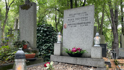 FOTO: Hrob Hany Krampolové byl den po pětiletém výročí jejího úmrtí konečně důstojný a uklizený.