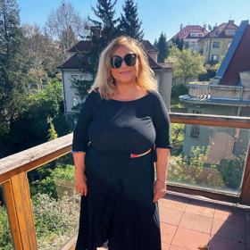 Černý monolit Halina s oblibou rozbíjí barevnými botami či doplňky. 