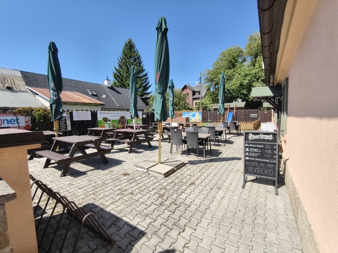 Restaurace Ořechovka měla i příjemné posezení venku.