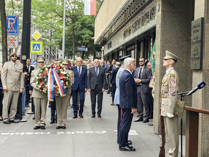 Petr Pavel před rozhlasem.