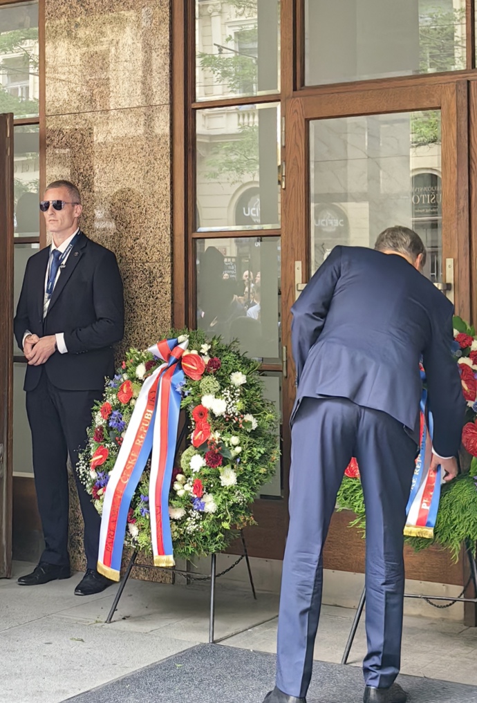 Politici kladli věnce.