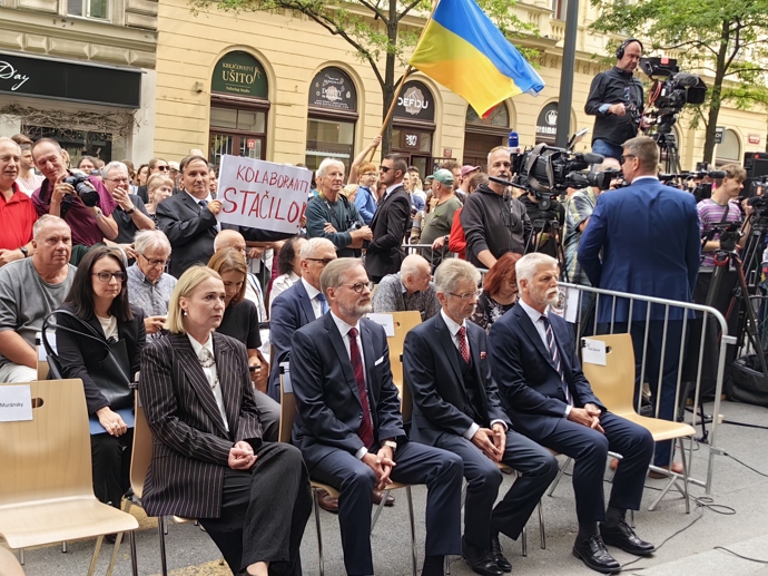 Politici a v závěsu další účastníci pietní akce.