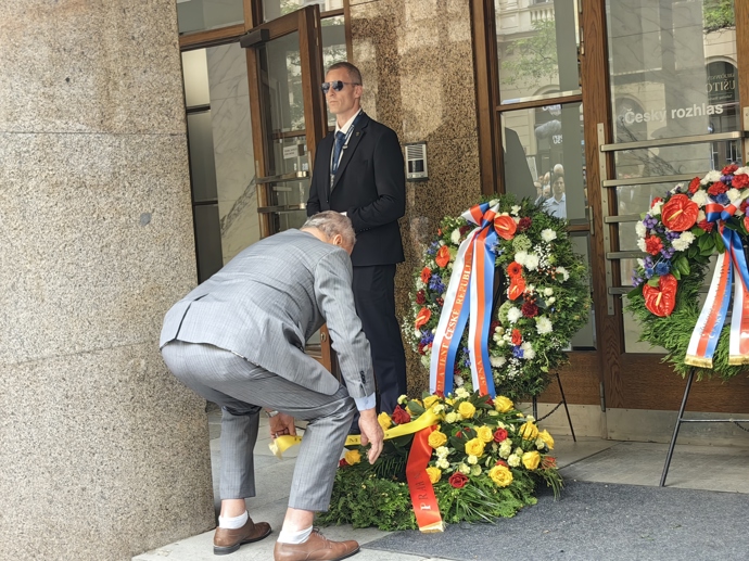 Kladení věnců.