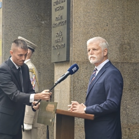 Petr Pavel před rozhlasem.
