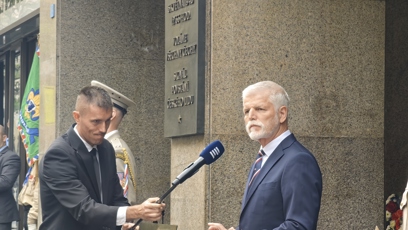 FOTO: Petr Pavel před rozhlasem.