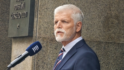 FOTO: Petr Pavel před rozhlasem.