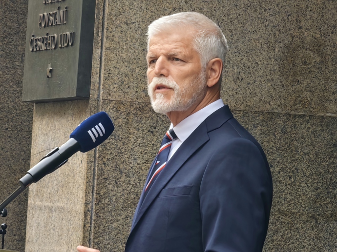 Petr Pavel před rozhlasem.