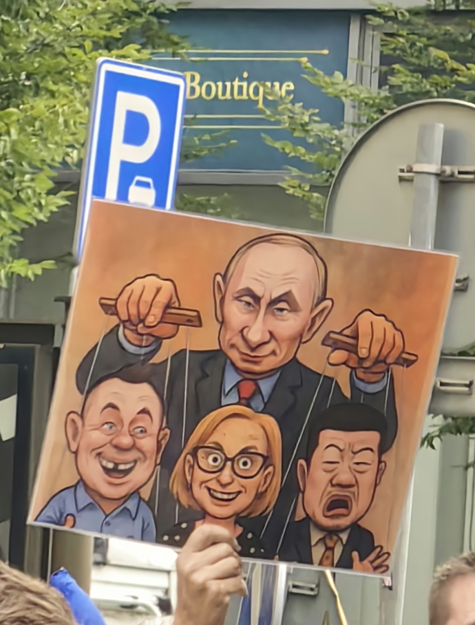 Lidé si přinesli transparenty proti některým politikům.