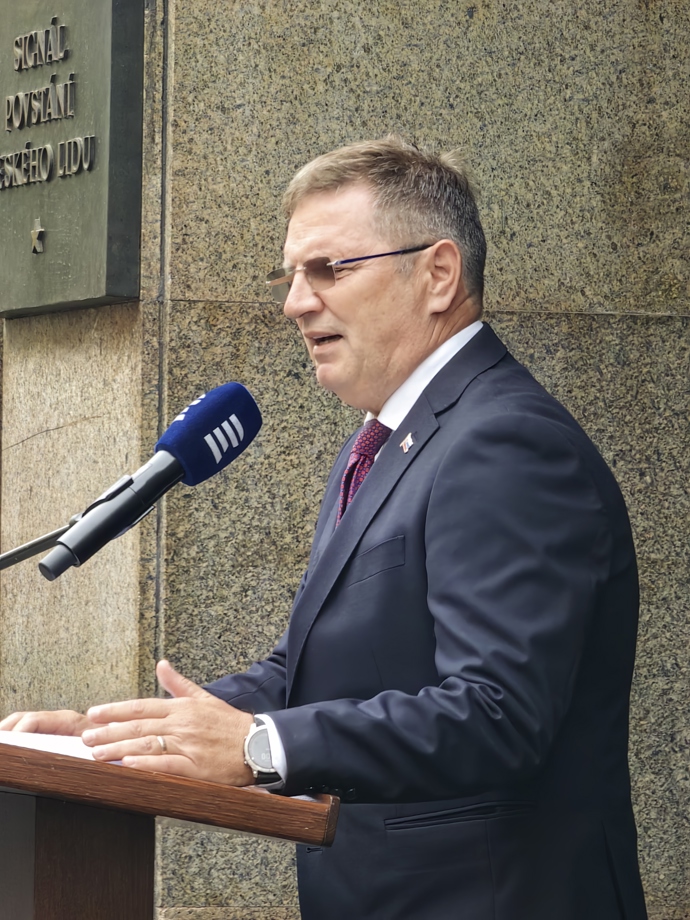 Projevy před budovou rozhlasu.