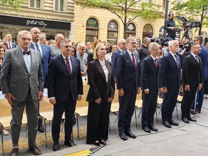 Nastoupení politici.