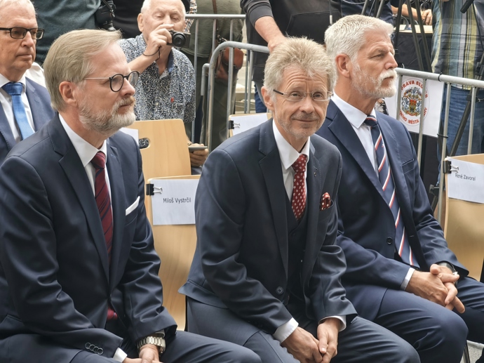 Šéf Senátu Miloš Vystrčil,  předseda vlády Petr Fiala a prezident Petr Pavel.