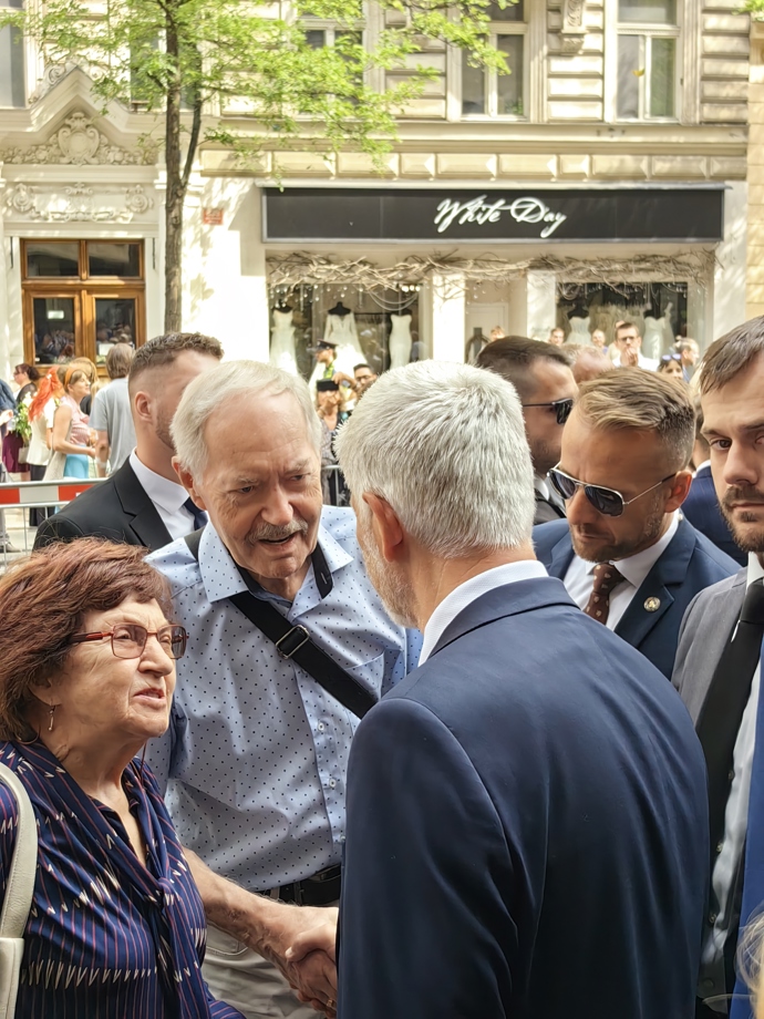 Prezident si potřásá rukou s občany.