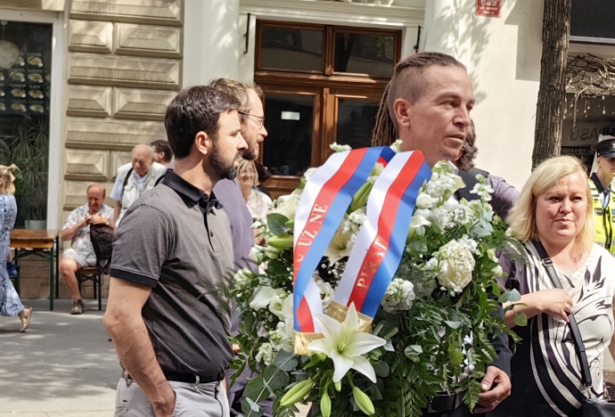 Ivan Bartoš s věncem.
