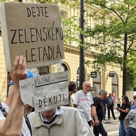 Lidé na místě měli transparenty.