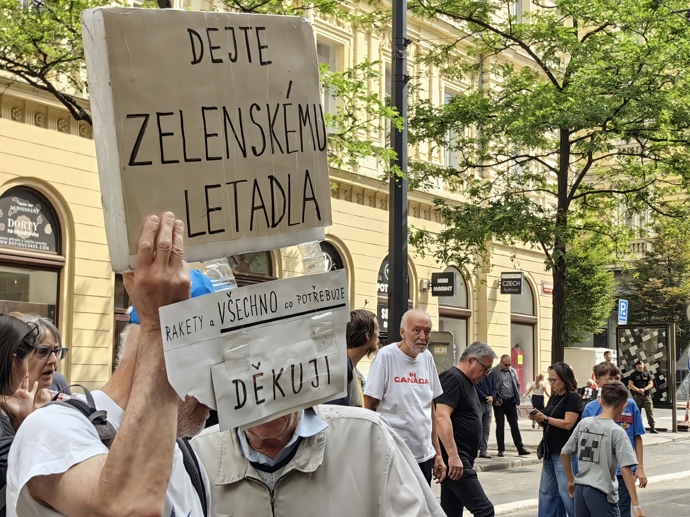 Lidé na místě měli transparenty.