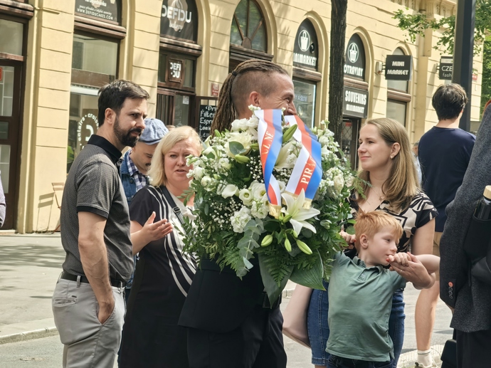 Ivan Bartoš s věncem.