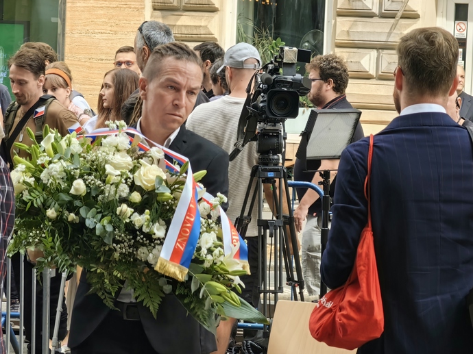 Ivan Bartoš před rozhlasem.