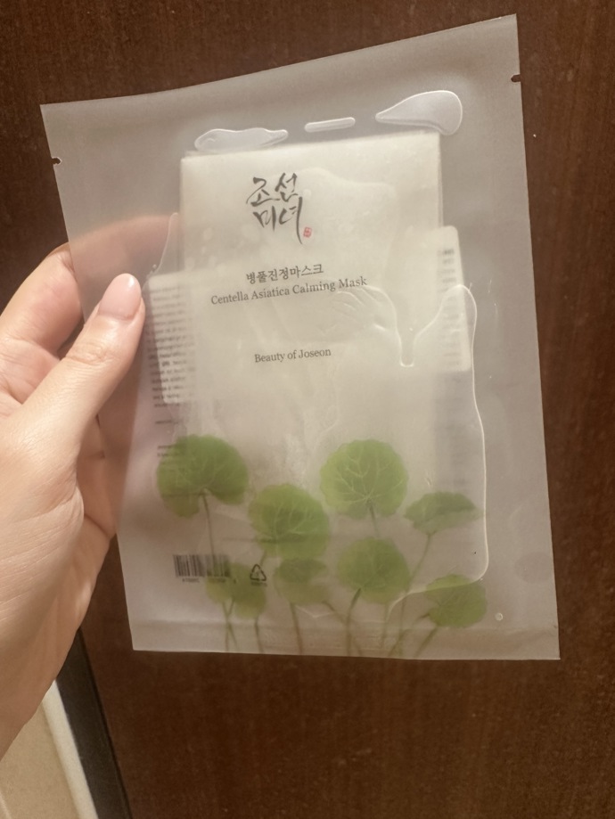 Redaktorka Lifee Monika vyzkoušela zklidňující pleťovou masku Centella Asiatica Calming Mask od Beauty of Joseon. Seženete ji v běžných drogeriích za 69 Kč.