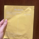 Redaktorku Lifee oslovila i maska Radiant Vita Niacinamide Real Deep Mask od Biodance, kterou v drogerii pořídíte za 129 Kč. Na aplikaci si ale musíte vyhradit víc času.