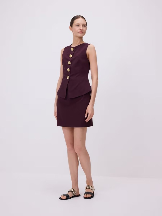 Vesta s ozdobnými knoflíky a mini sukně, Reserved, vesta: 999 Kč, sukně 599 Kč