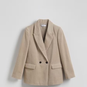 Podobný dvouřadý manšestrový blejzr, jako oblékla herečka Aňa Geislerová, seženete u u Reserved za 1 399 Kč.