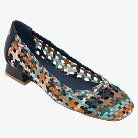 Pletené lodičky Anne Hathaway v sobě kombinovaly několik ladících barevných akcentů. Tyto střevíčky od značky Carmela v ceně 2 299 Kč vytvářejí podobný efekt.