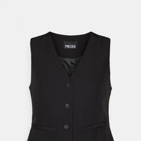 Černá vesta je trendy, ale také univerzálním kousek, který můžete nosit na holé tělo, ale také vrstvit. Tento model koupíte u Pieces za 960 Kč.