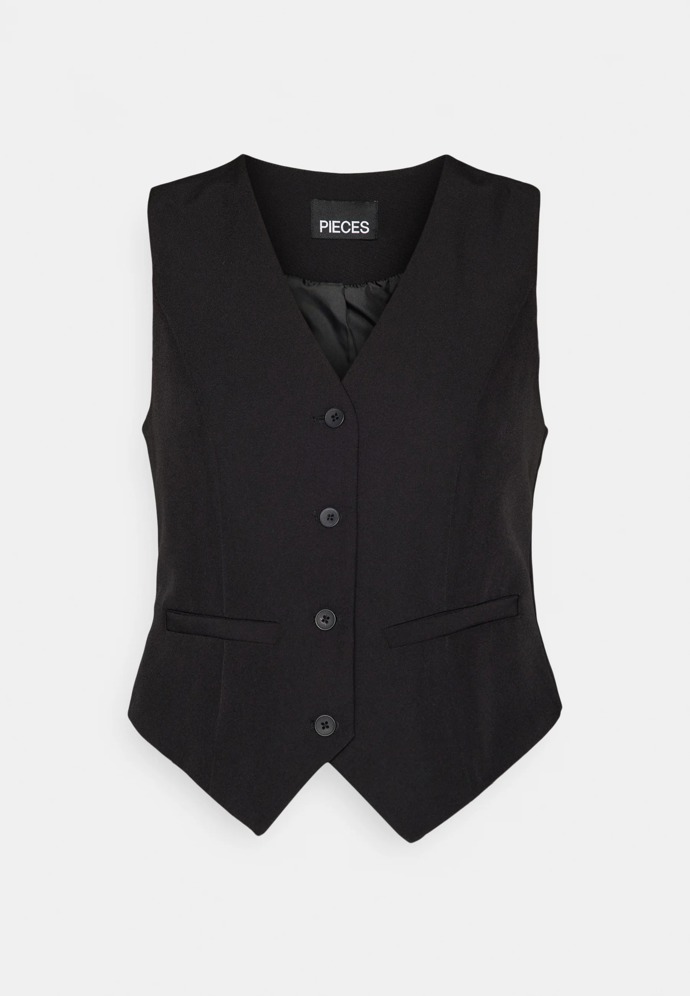 Černá vesta je trendy, ale také univerzálním kousek, který můžete nosit na holé tělo, ale také vrstvit. Tento model koupíte u Pieces za 960 Kč.