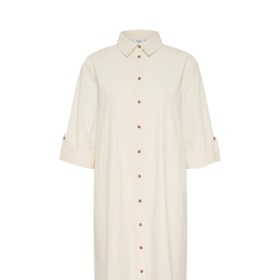 Sáhnout ale můžete i po košilových šatech volnějšího střihu, na kterých se pásek bude vyjímat o to lépe. Tento kousek ve smetanovém provedení koupíte u značky Saint Tropez za 1730 Kč