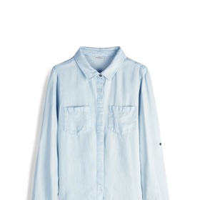 Světle modrou džínovou košili seženete například v Gate za 438 Kč.