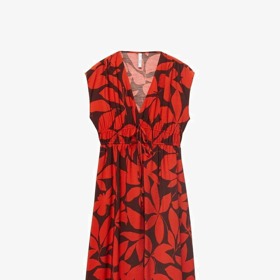 Červené šaty s potiskem seženete třeba u značky Mango za 899 Kč.