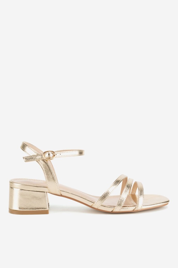 Herečka ke svému modelu obula elegantní zlaté sandálky. Tyto jsou od značky Clara Barson a vychází na 599 Kč