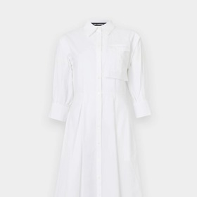 Jednoduché bílé košilové šaty bez pásku prodává třeba značka Karl Lagerfeld, a to za 7180 Kč.