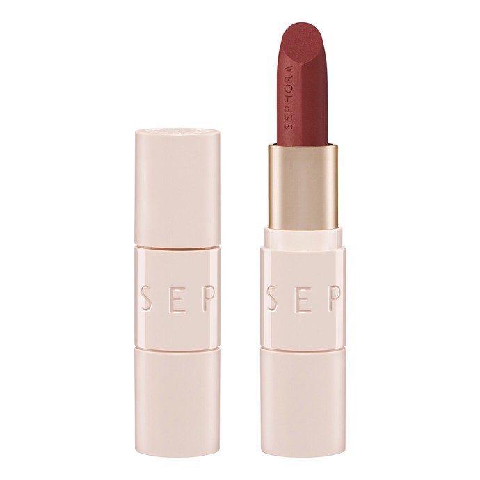 Podobný přirozený, ale stále výrazný odstín, jako vynesla Jenna Ortega, nabízí i tato rtěnka od Sephora Collection. Pořídíte ji za 410 Kč.
