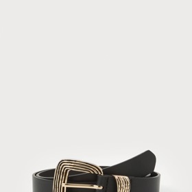 Herečka podtrhla svou siluetu výrazným páskem. Tento kožený kousek prodává značka Even&Odd za
480 Kč.