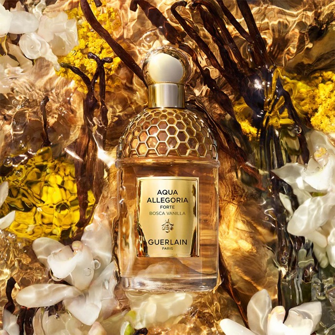 Pokud si letní atmosféru chcete ještě o chvilku prodloužit, můžete vyzkoušet vůni Aqua Allegoria Bosca Vanilla Forte od Guerlain. Tento parfém nabízí příjemně hřejivé objetí krémových tónů vanilky, které se harmonicky doplňují se svěžími tóny eukalyptových listů,  jiskřivou svěžestí hořkého pomeranče, jemným aromatem slaměnky i akordem zaplaveného dřeva se zemitou vůní cypřiše. Cena parfému začíná na 3 167 Kč.